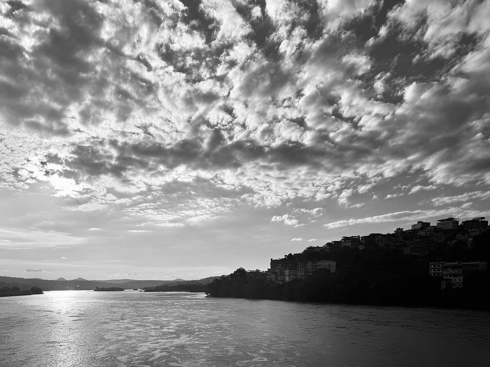 Rio Doce em Colatina, em preto e branco