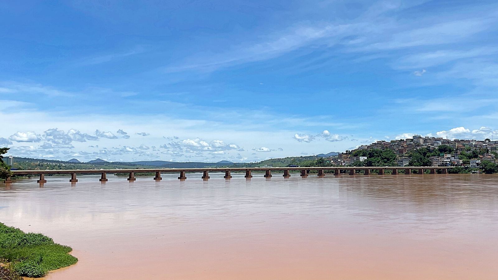 Rio Doce com a água barrenta sob a ponte Florentino Avidos, em Colatina (ES)