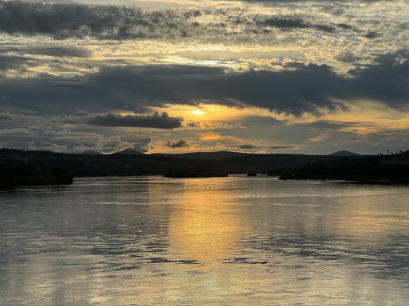 Pôr do sol refletido no Rio Doce em Colatina