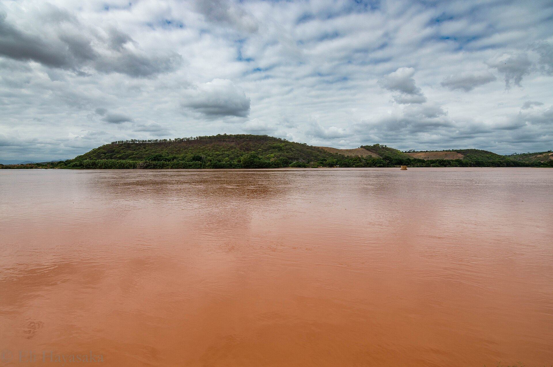 Rio Doce marrom de lama em Galileia